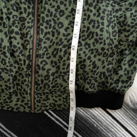 BEACHLUNCHLOUNGE JACKET SZ L GREEN BLACK LEOPARD ZIP UP BOMBER LIGHTWEIGHT SILKY - Picture 6 of 7